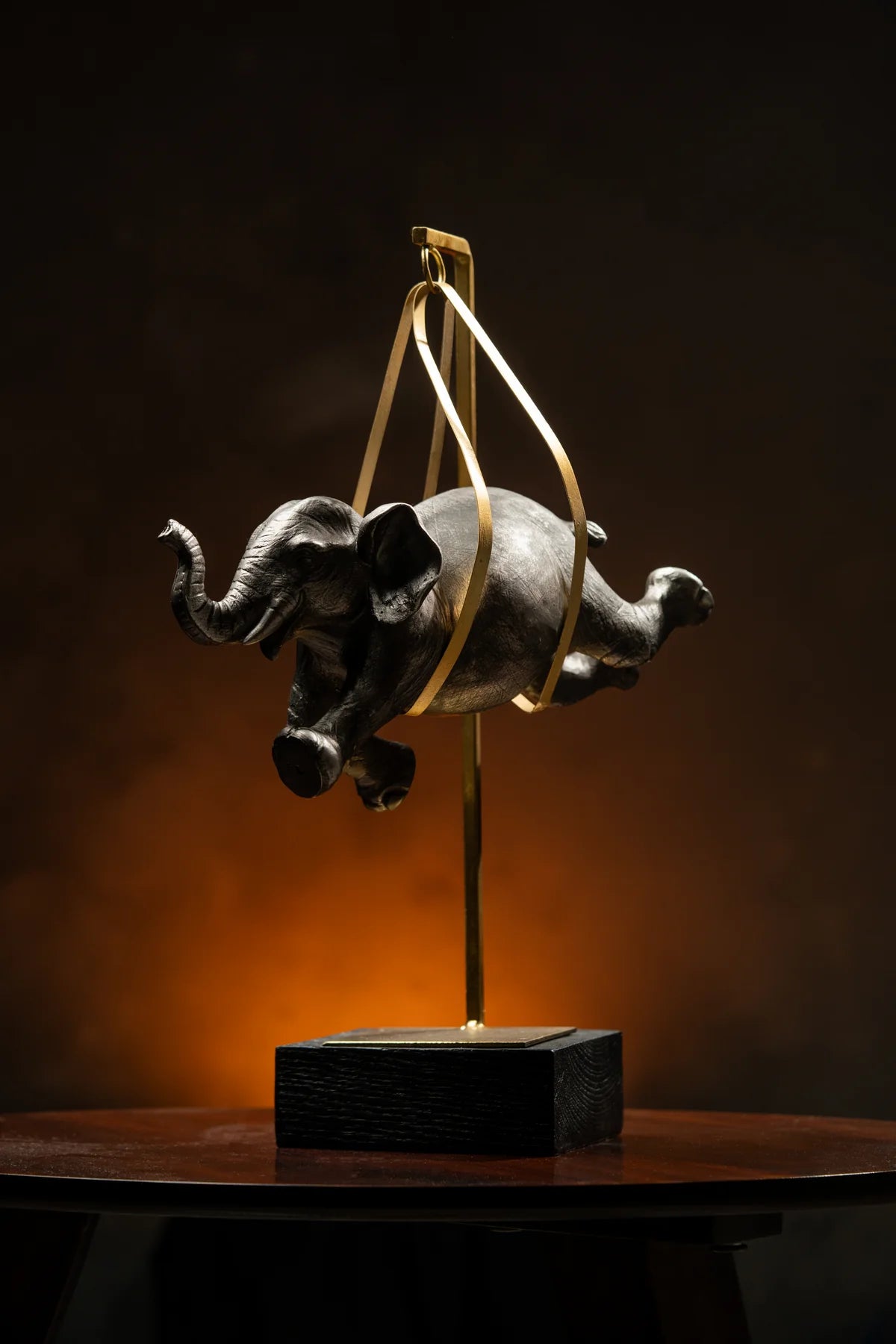 Elefante colgante en resina.