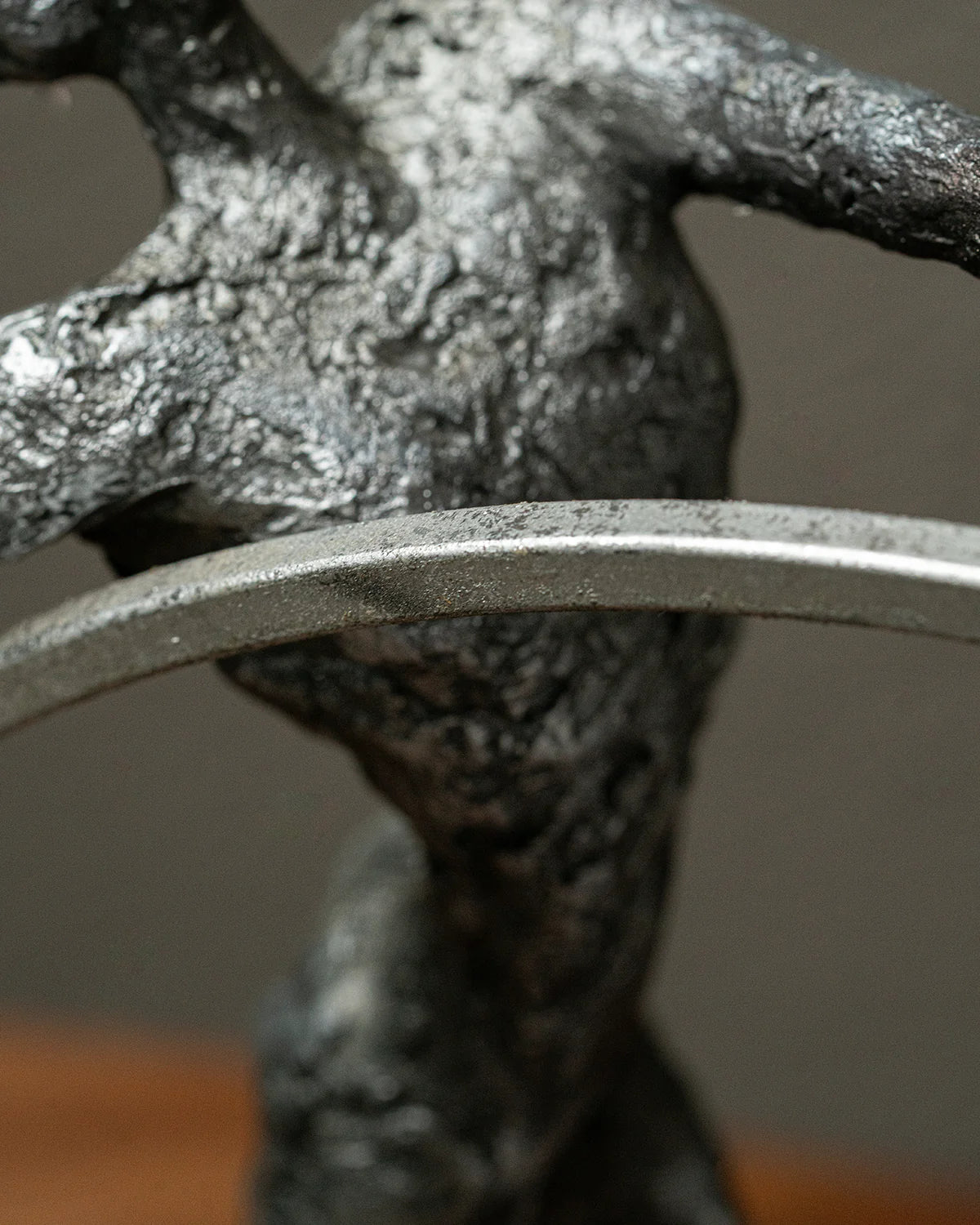 Escultura de hombre gimnasta con aro de plata