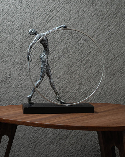 Escultura de hombre gimnasta con aro de plata