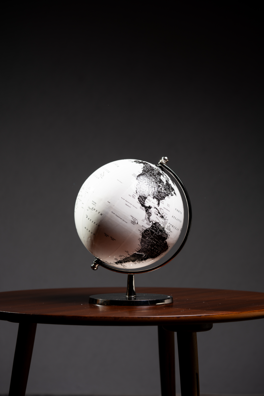 Globo terráqueo blanco