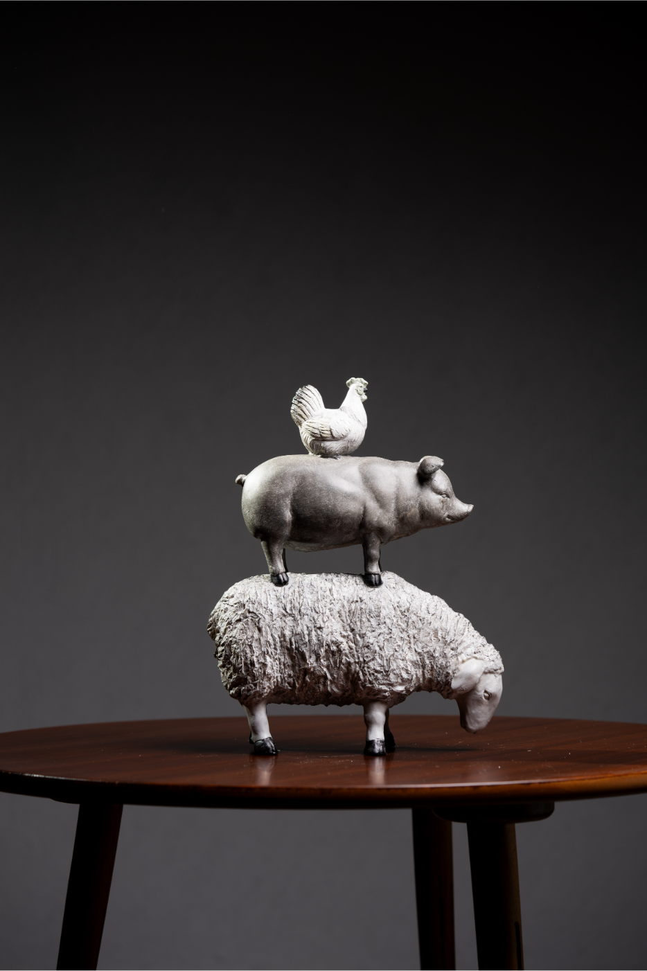 Torre de animales grises