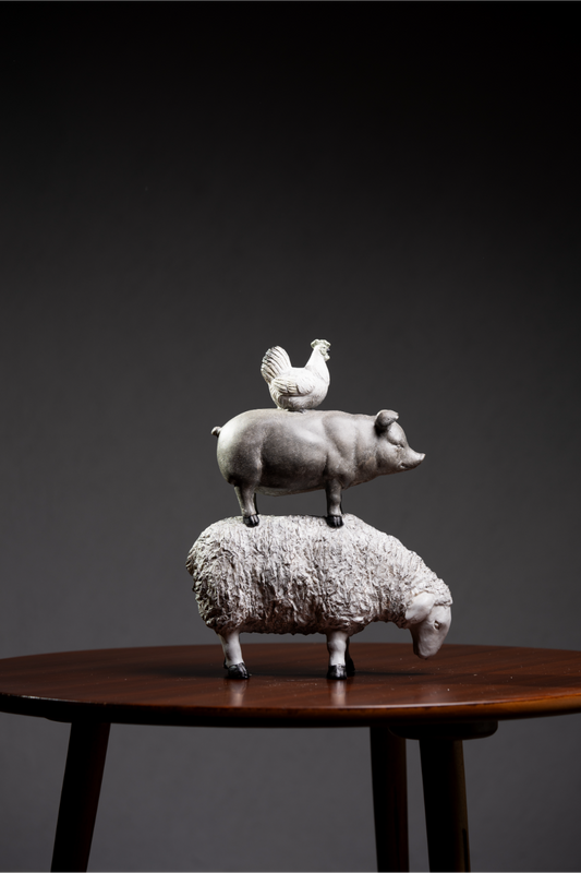 Torre de animales grises