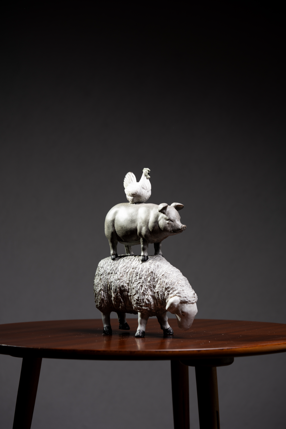 Torre de animales grises