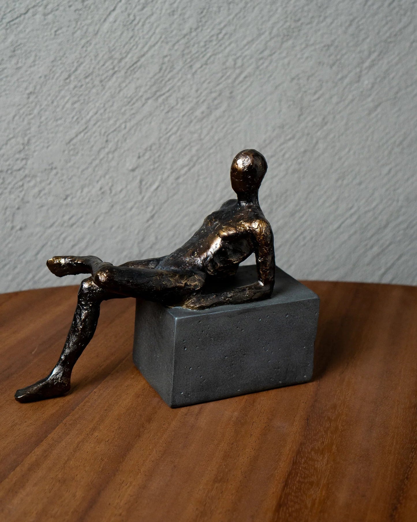 Hombre de pierna cruzada