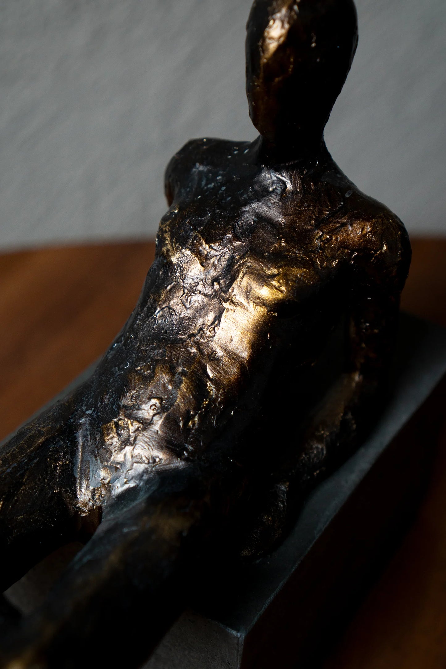 Hombre de pierna cruzada