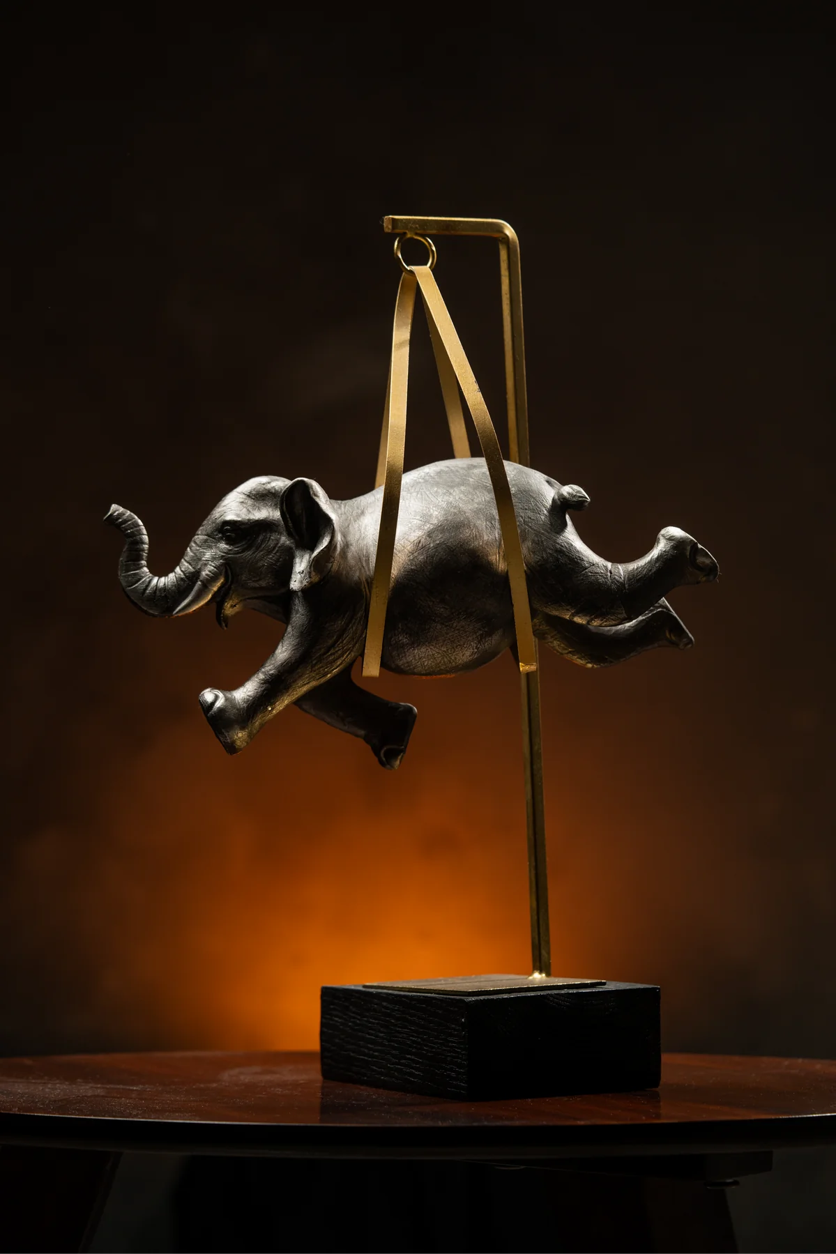 Elefante colgante en resina.